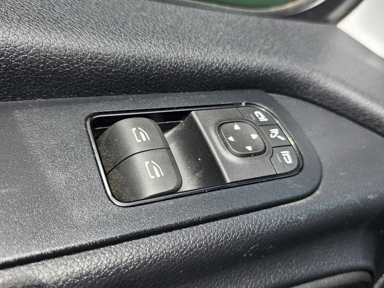 Mercedes-Benz Sprinter Van 2500 Standard Roof I4 Gas 144" RWD 2021