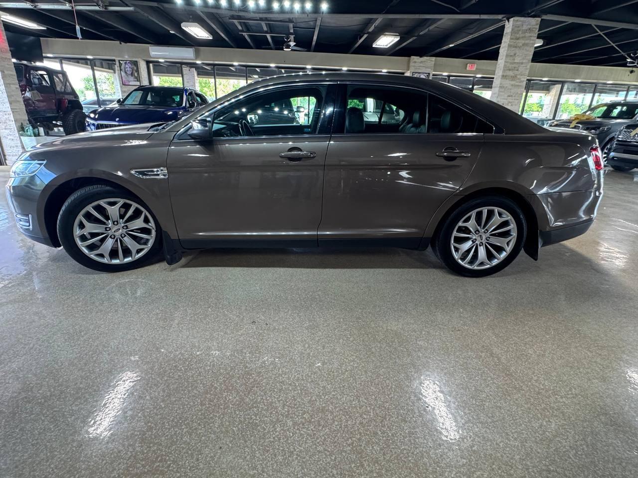 Ford Taurus 4dr Sdn Limited AWD 2015