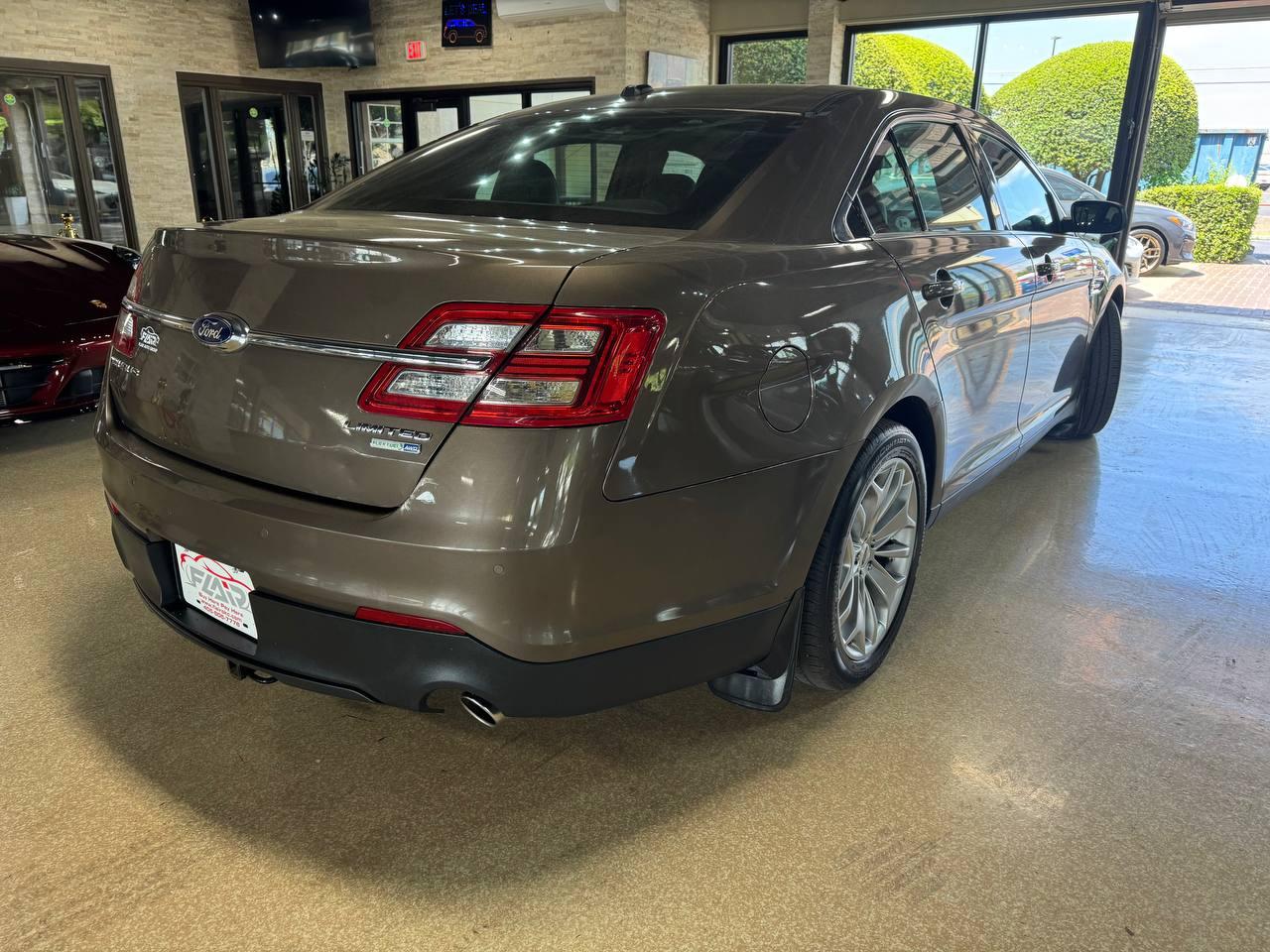 Ford Taurus 4dr Sdn Limited AWD 2015