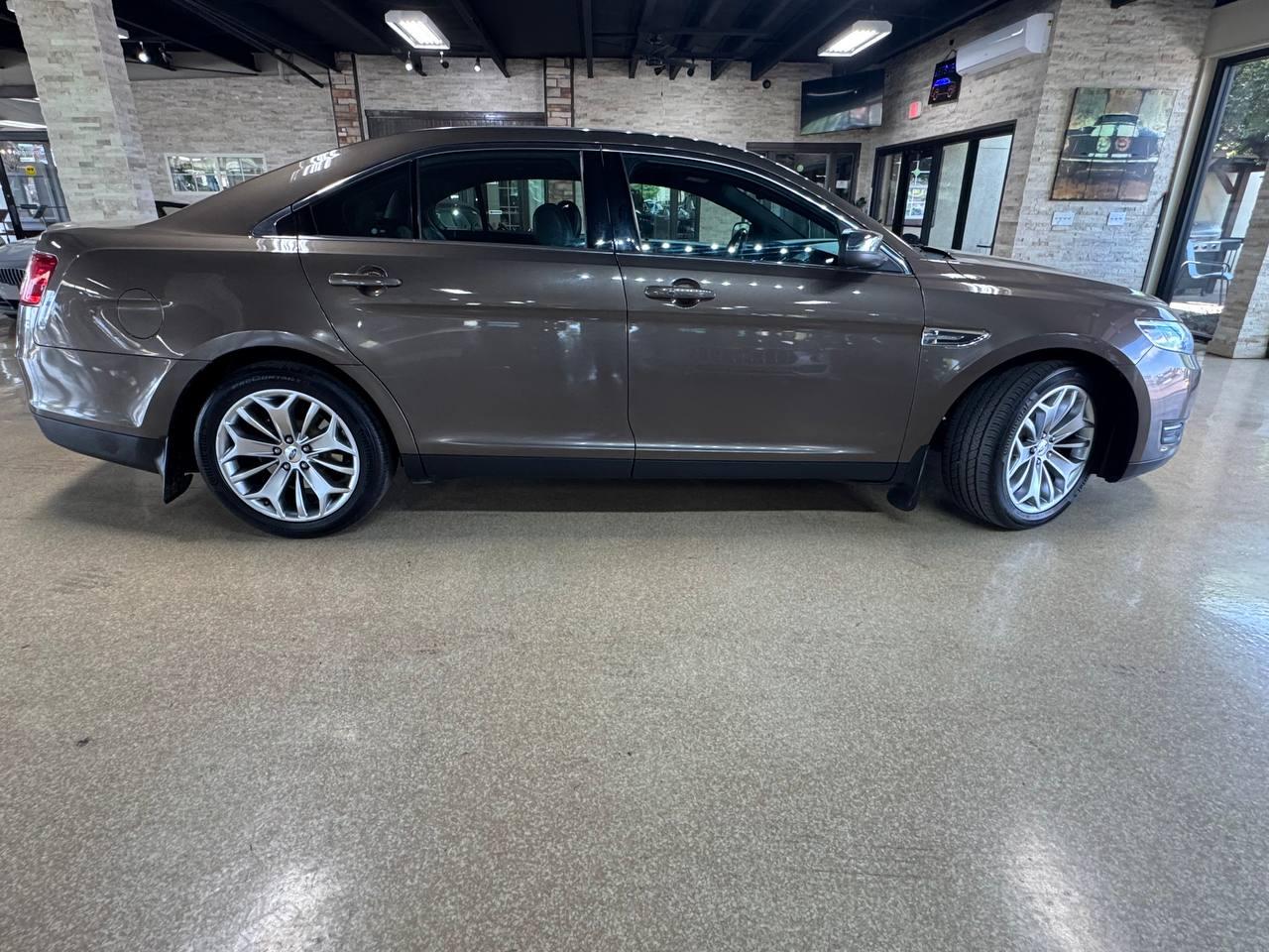 Ford Taurus 4dr Sdn Limited AWD 2015