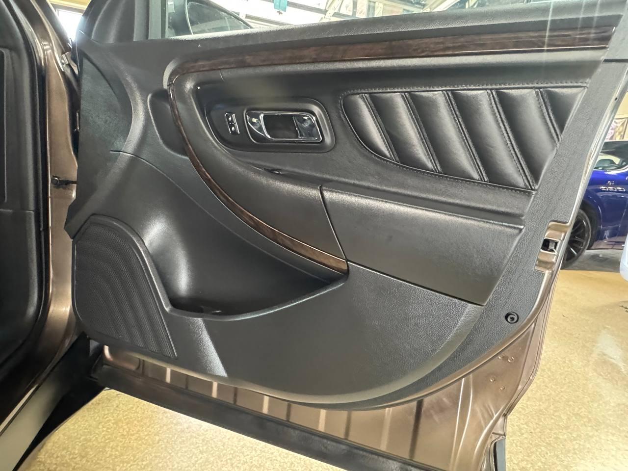 Ford Taurus 4dr Sdn Limited AWD 2015