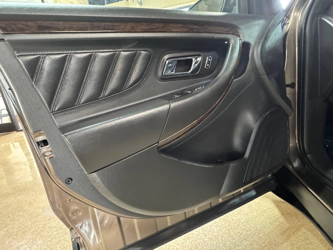 Ford Taurus 4dr Sdn Limited AWD 2015