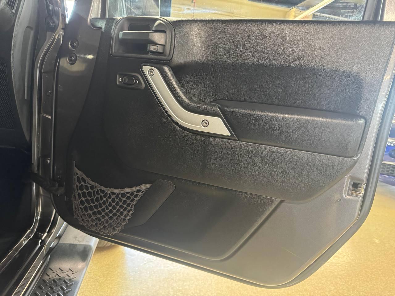 Jeep Wrangler Unlimited 4WD 4dr Sahara 2014