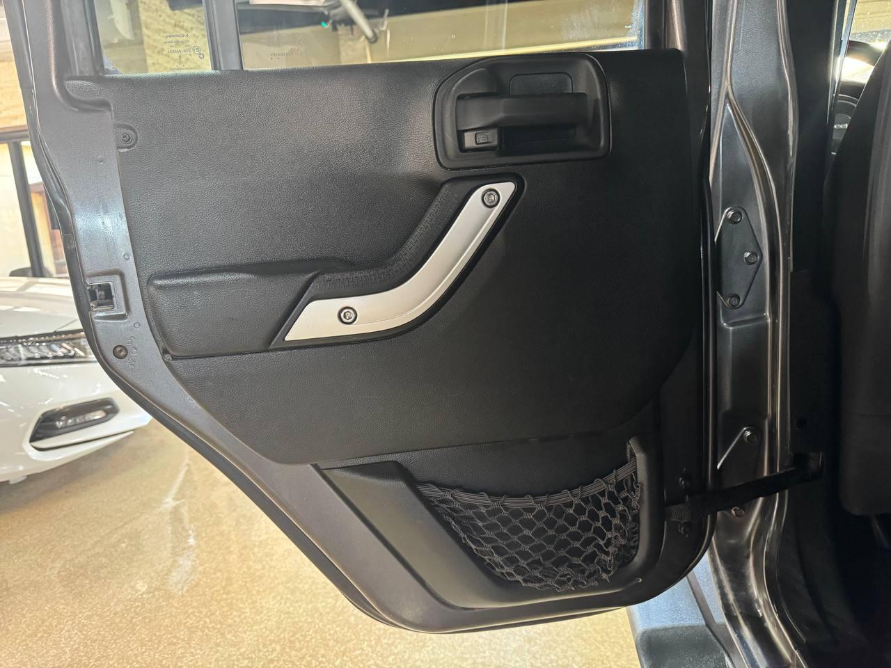 Jeep Wrangler Unlimited 4WD 4dr Sahara 2014