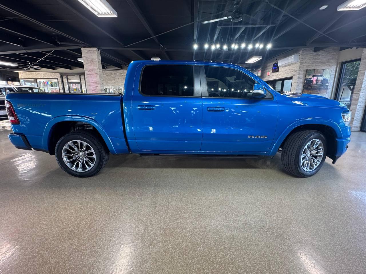 RAM 1500 Laramie 4x4 Crew Cab 5'7" Box 2021