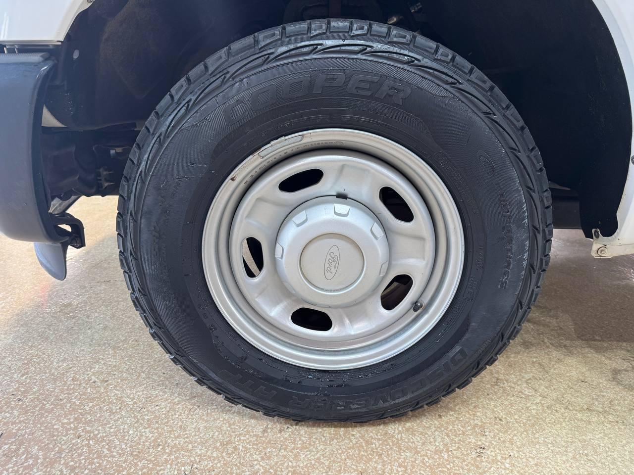 Ford Super Duty F-250 SRW 2WD Reg Cab 137" XLT 2012