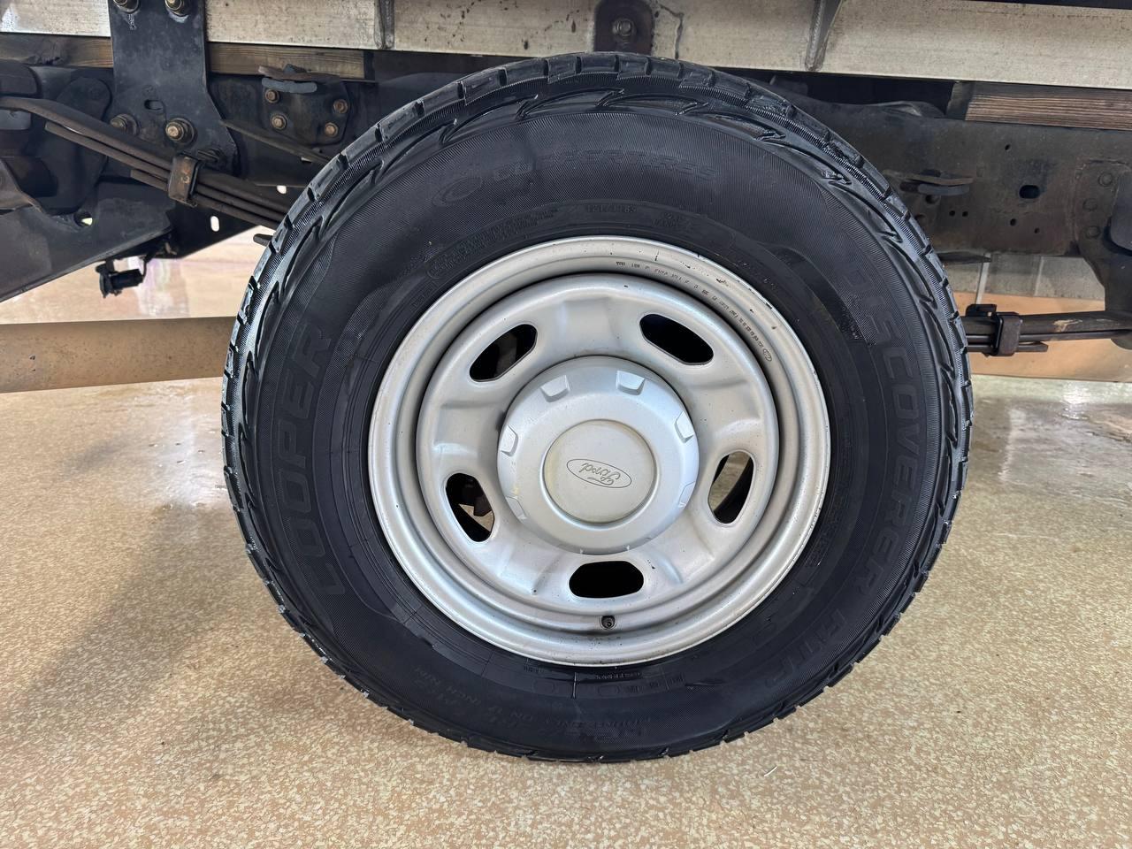 Ford Super Duty F-250 SRW 2WD Reg Cab 137" XLT 2012