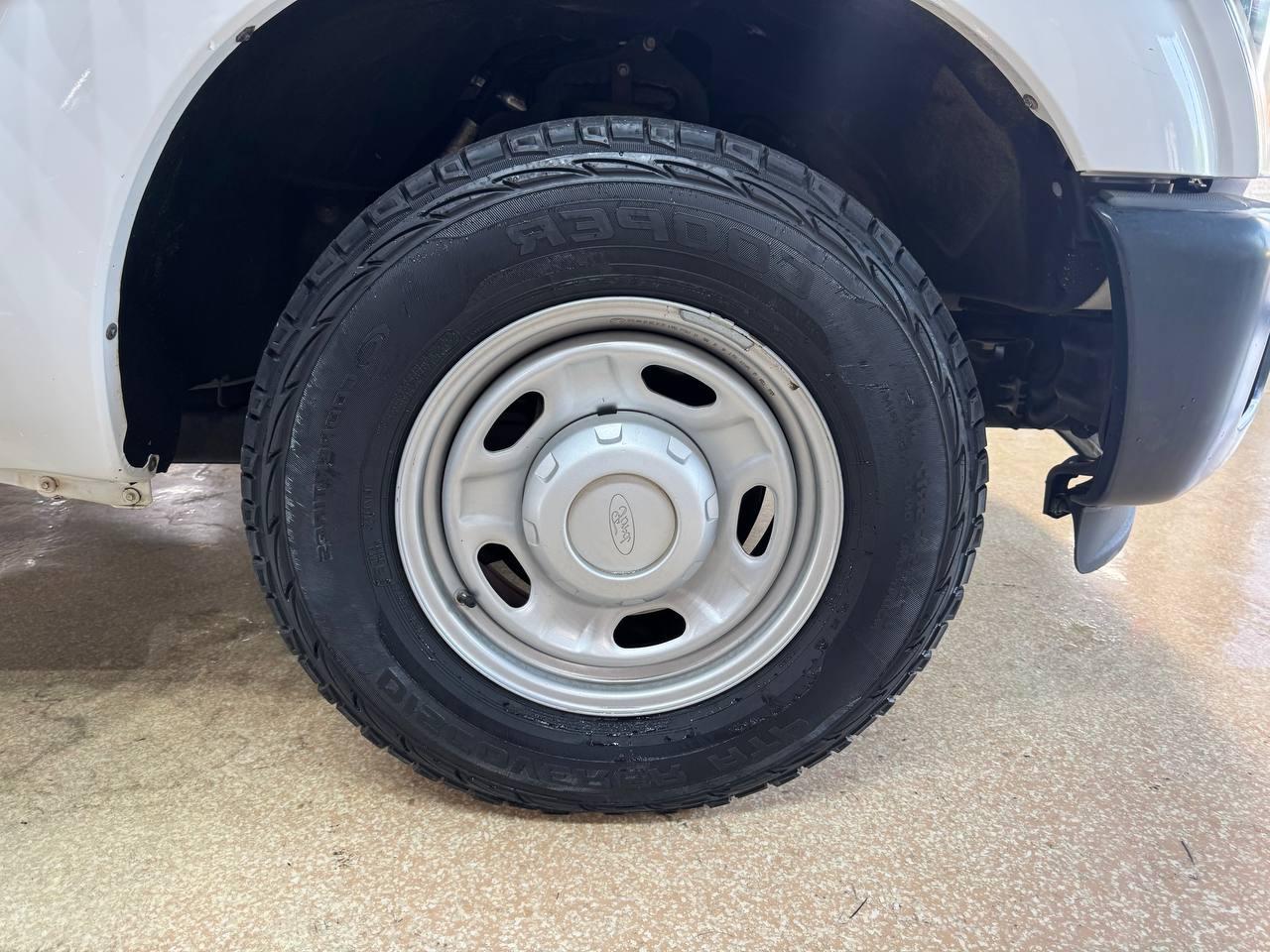 Ford Super Duty F-250 SRW 2WD Reg Cab 137" XLT 2012