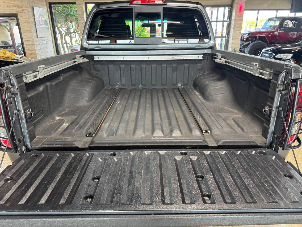 Nissan Frontier 4WD Crew Cab SWB Manual PRO-4X 2016