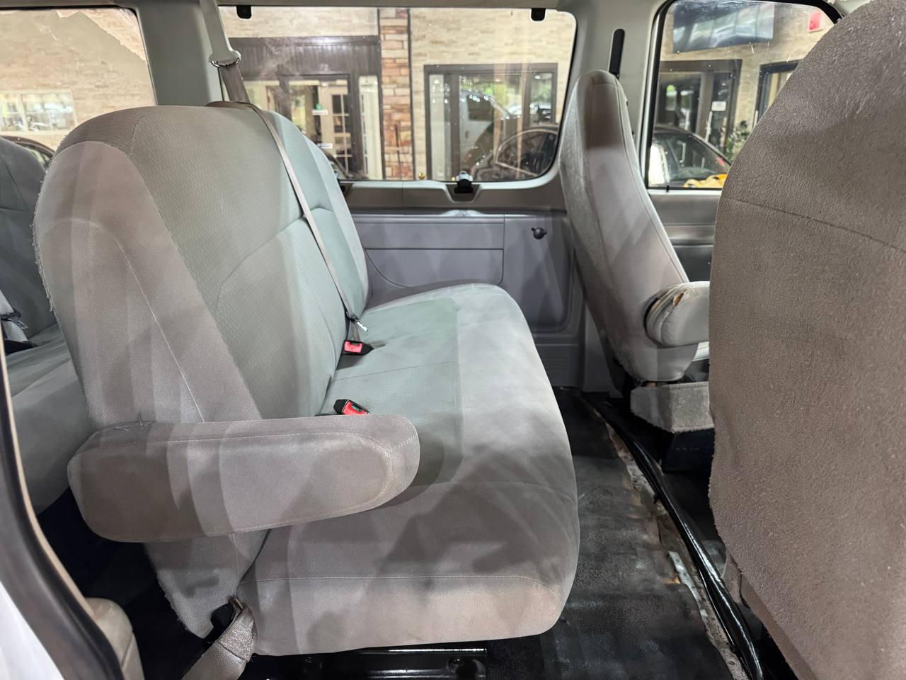 Ford Econoline Wagon E-350 Super Ext XL 2006