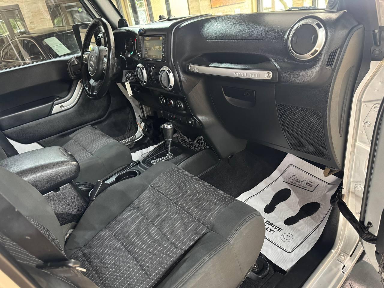 Jeep Wrangler Unlimited 4WD 4dr Sahara 2012