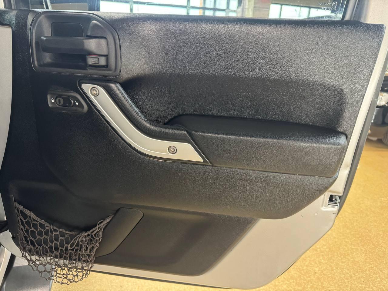 Jeep Wrangler Unlimited 4WD 4dr Sahara 2012