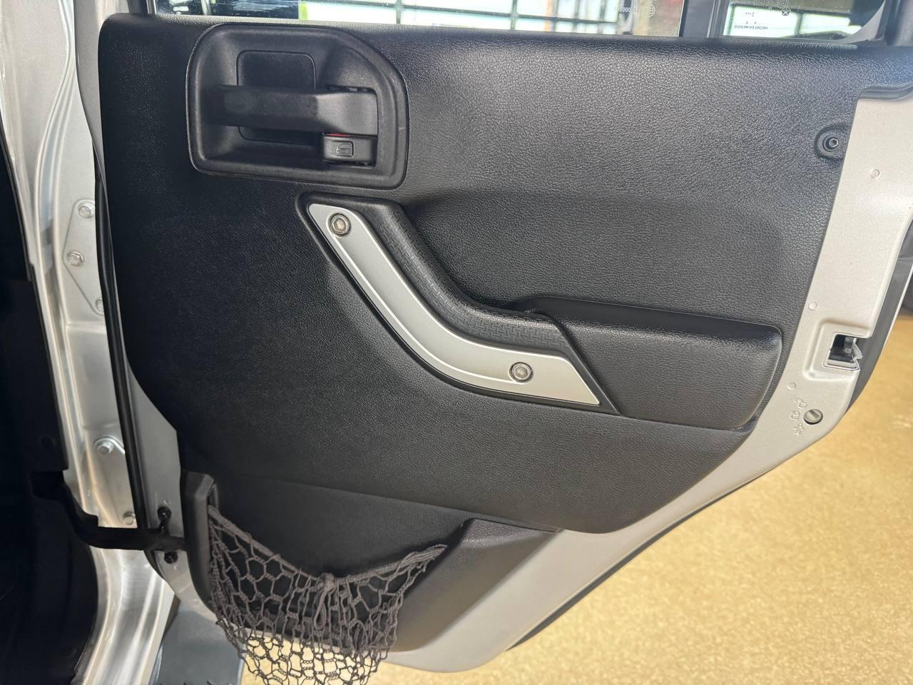 Jeep Wrangler Unlimited 4WD 4dr Sahara 2012