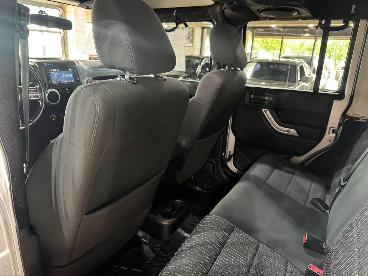 Jeep Wrangler Unlimited 4WD 4dr Sahara 2012