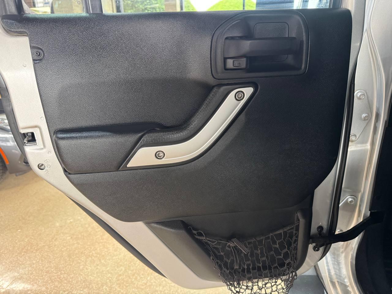 Jeep Wrangler Unlimited 4WD 4dr Sahara 2012