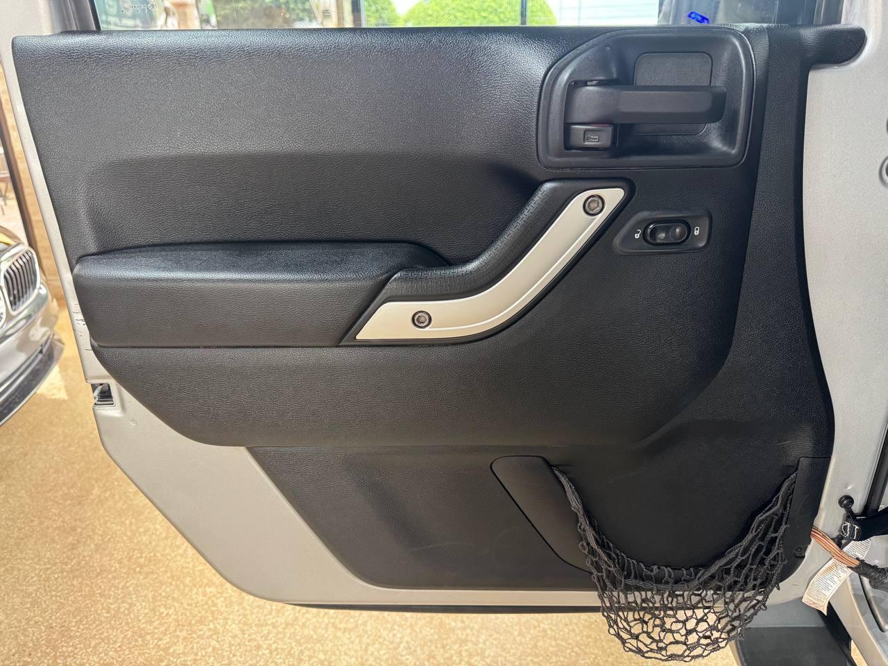 Jeep Wrangler Unlimited 4WD 4dr Sahara 2012