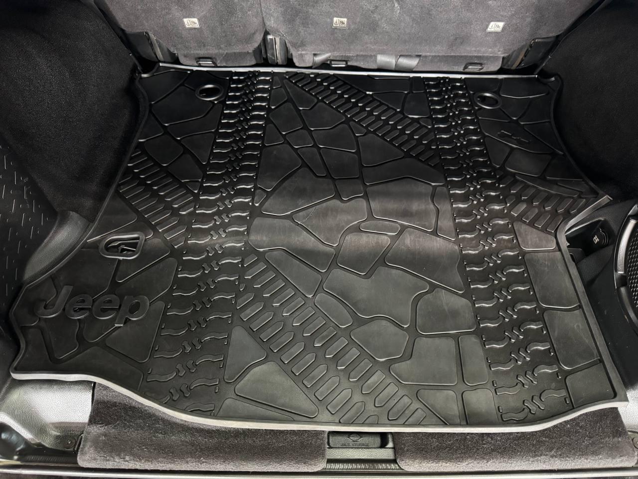 Jeep Wrangler Unlimited 4WD 4dr Sahara 2012