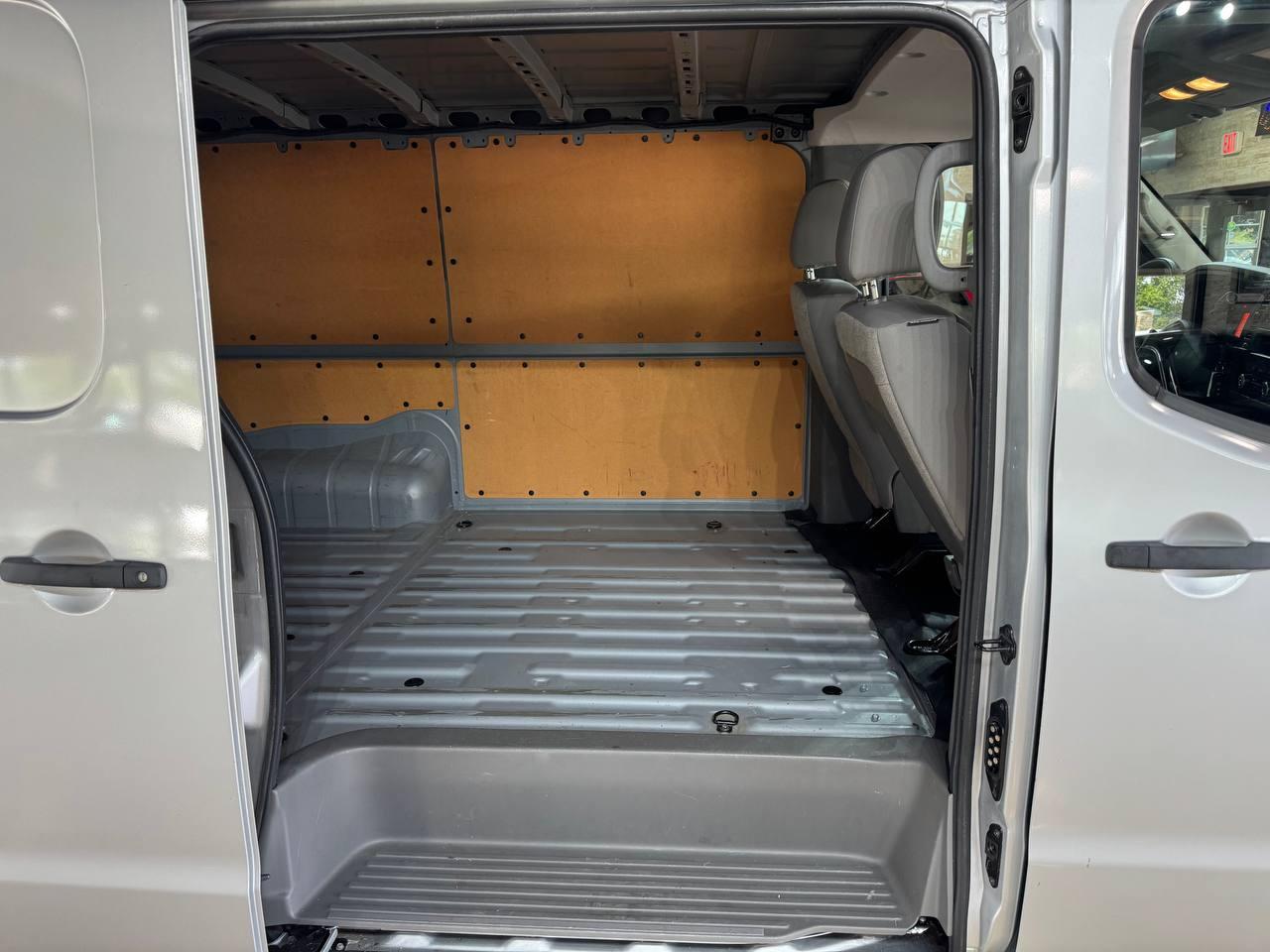 Nissan NV Cargo NV1500 Standard Roof V6 SV 2017