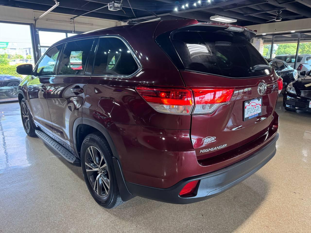 Toyota Highlander LE I4 FWD (Natl) 2017