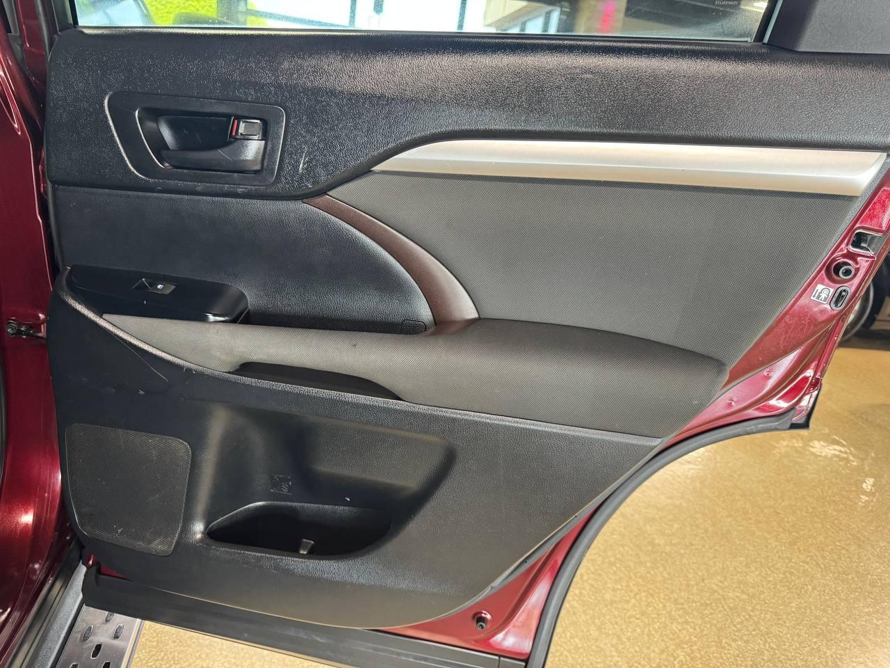 Toyota Highlander LE I4 FWD (Natl) 2017