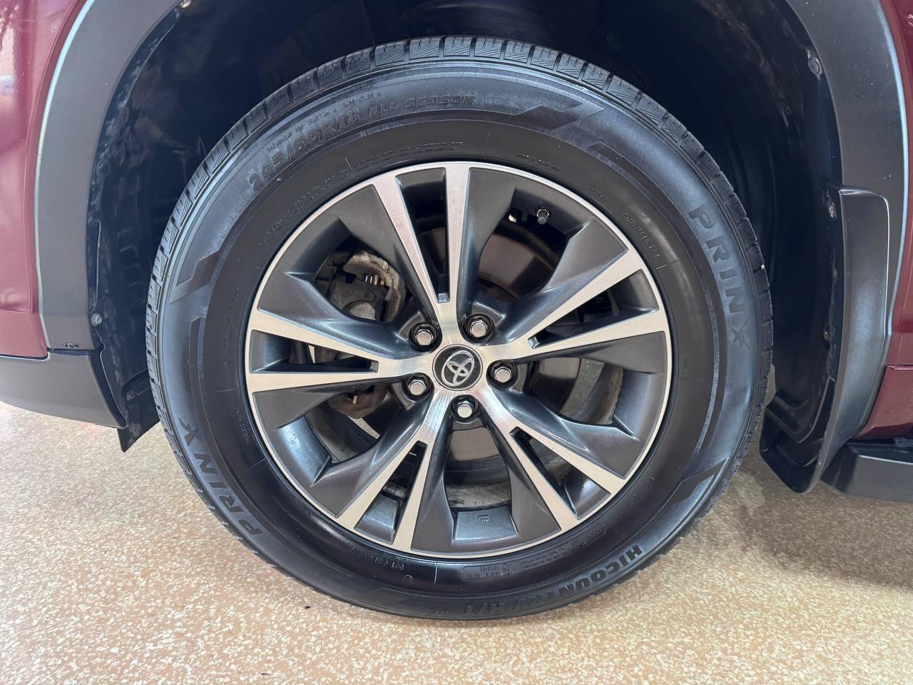Toyota Highlander LE I4 FWD (Natl) 2017