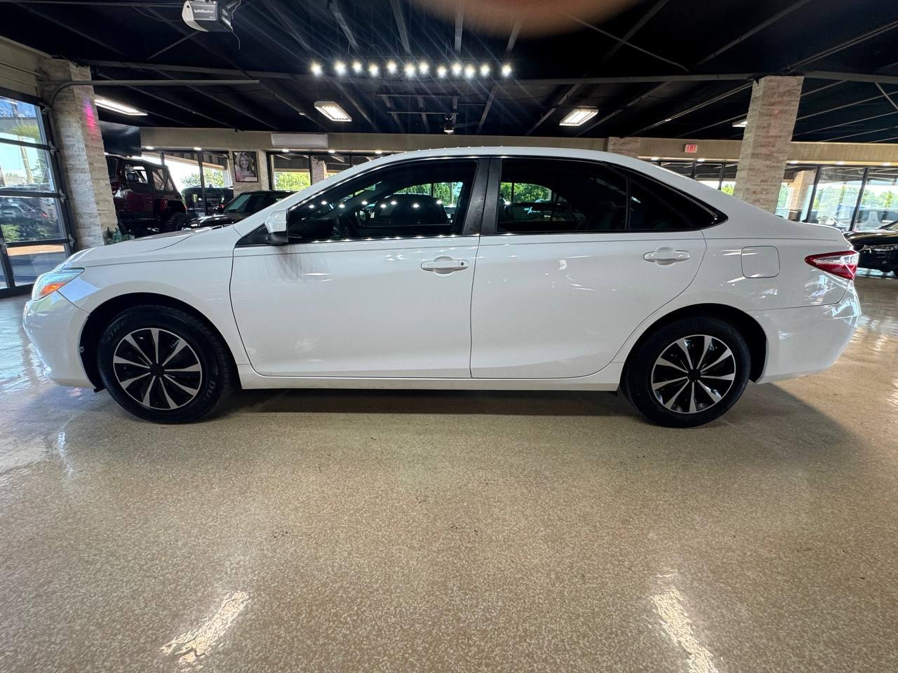 Toyota Camry XLE Auto (Natl) 2017