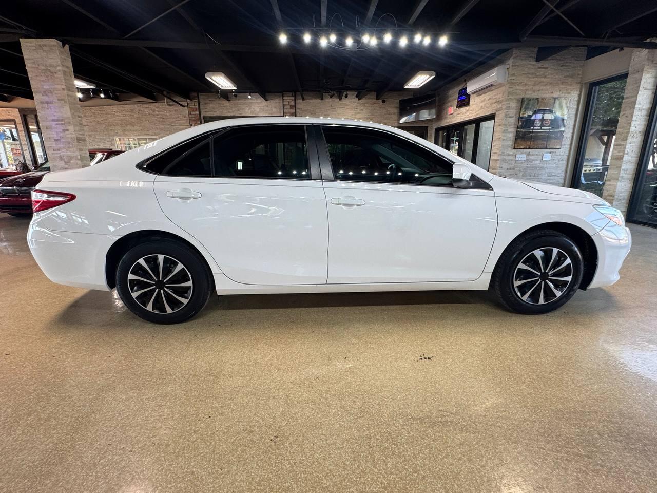Toyota Camry XLE Auto (Natl) 2017