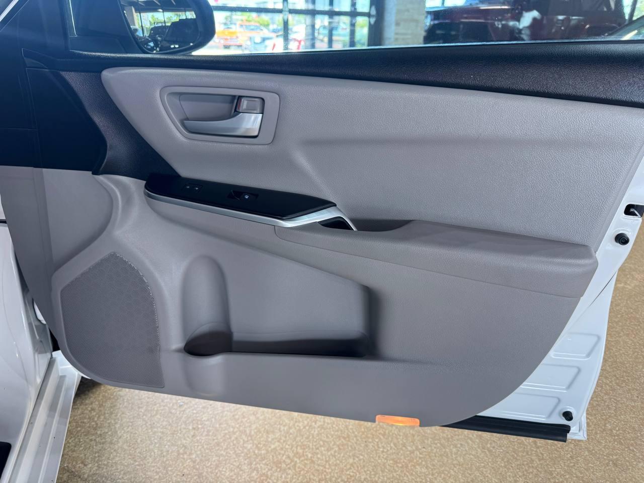 Toyota Camry XLE Auto (Natl) 2017