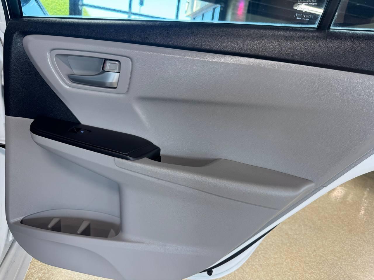 Toyota Camry XLE Auto (Natl) 2017