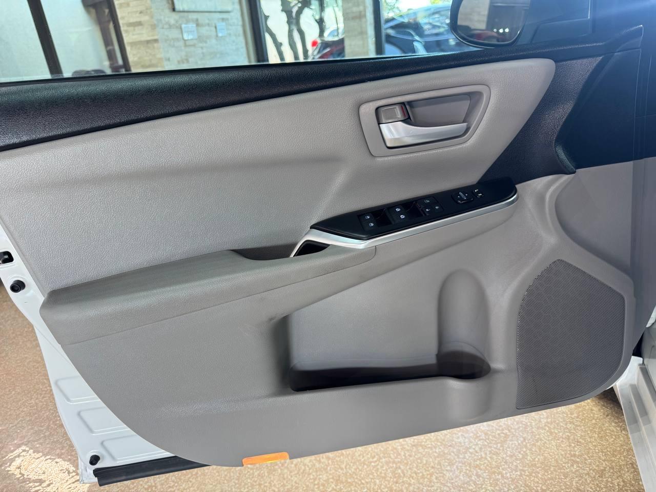 Toyota Camry XLE Auto (Natl) 2017