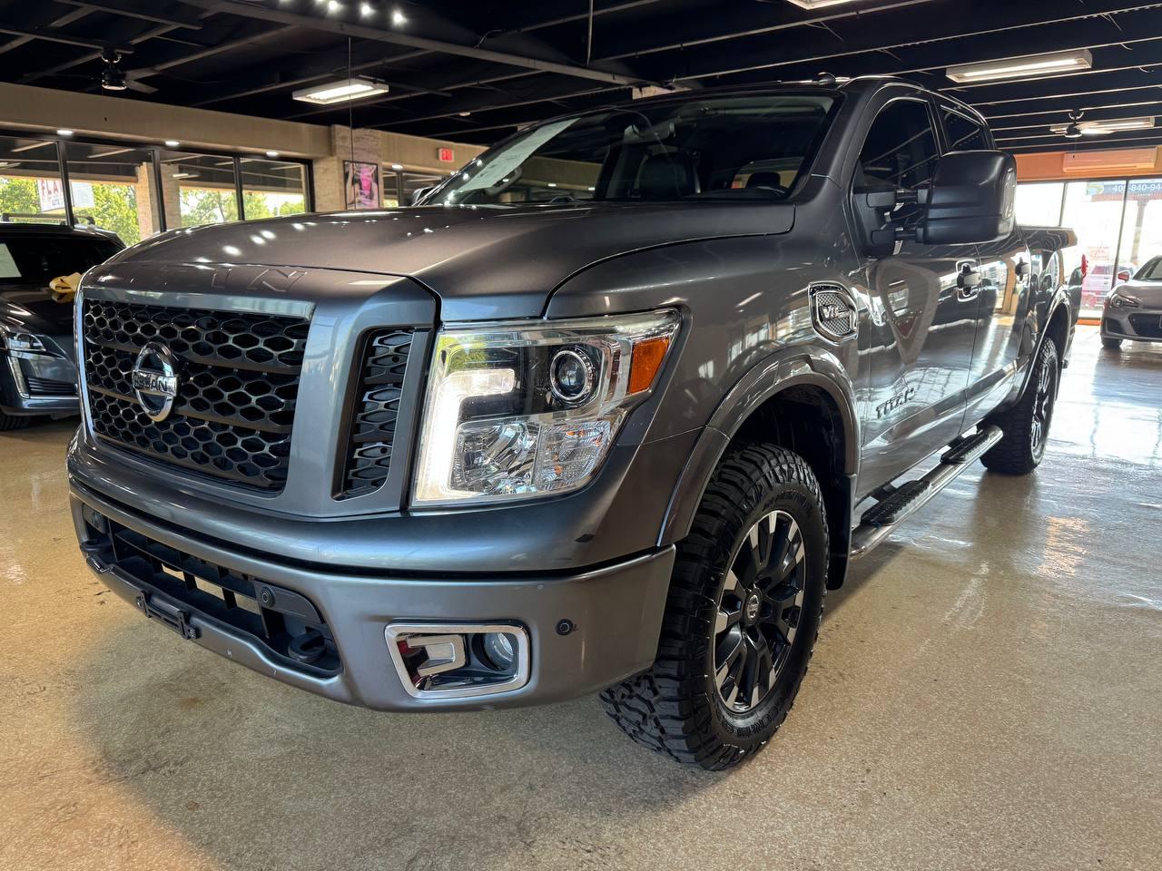 Nissan Titan 4x4 Crew Cab PRO-4X 2017