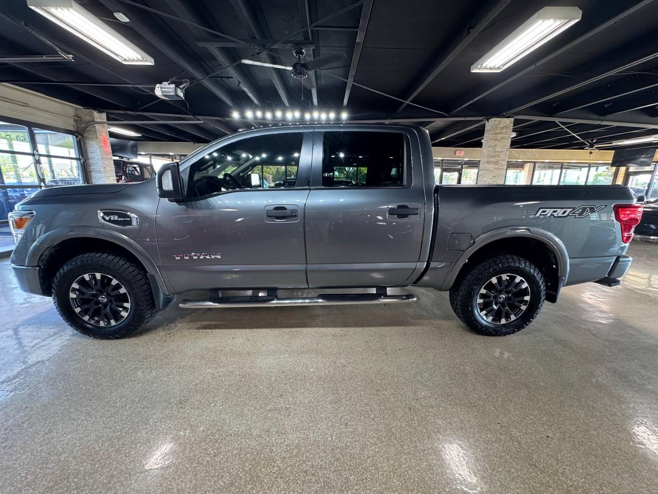 Nissan Titan 4x4 Crew Cab PRO-4X 2017