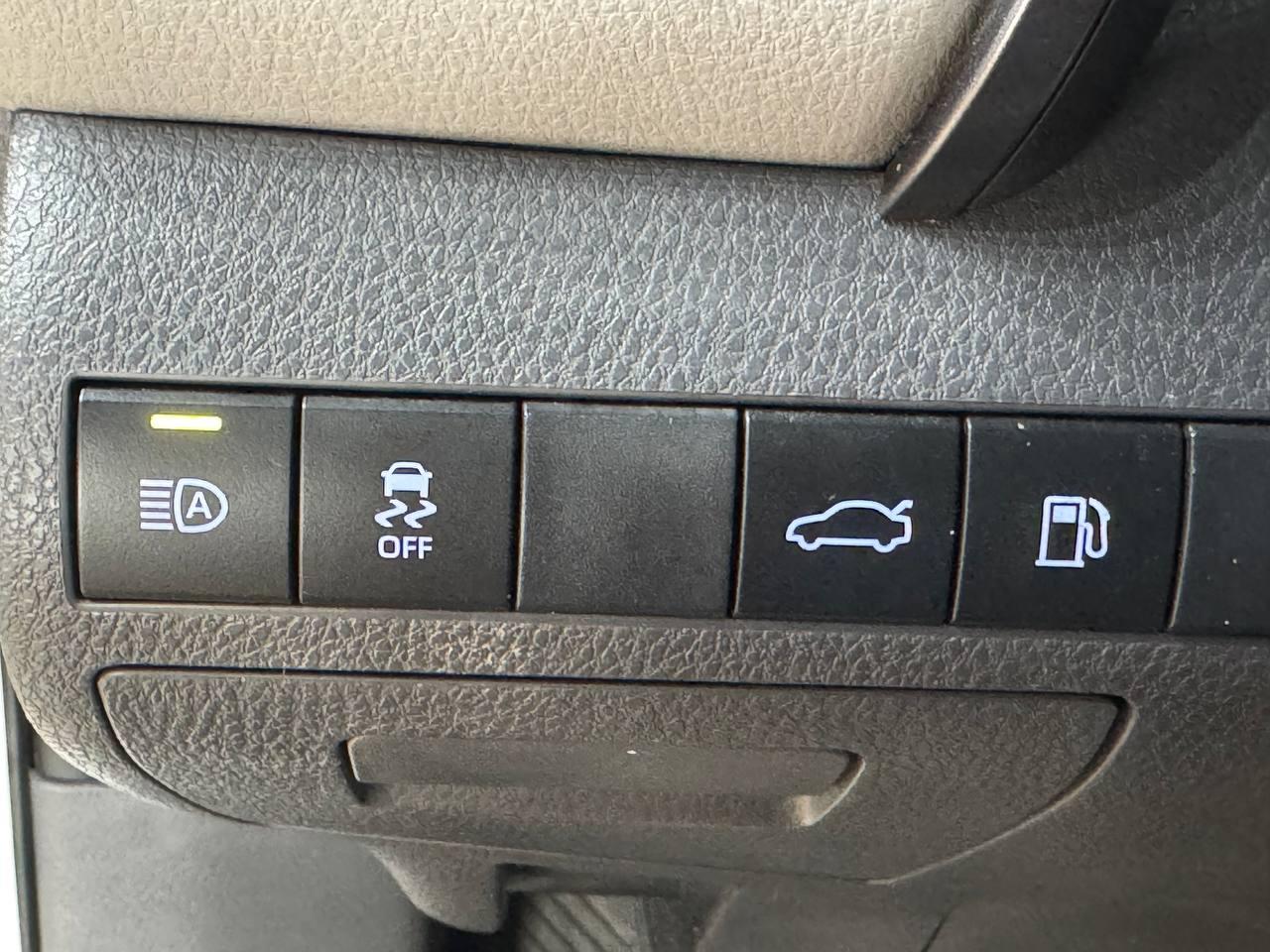 Toyota Camry LE Auto (Natl) 2018