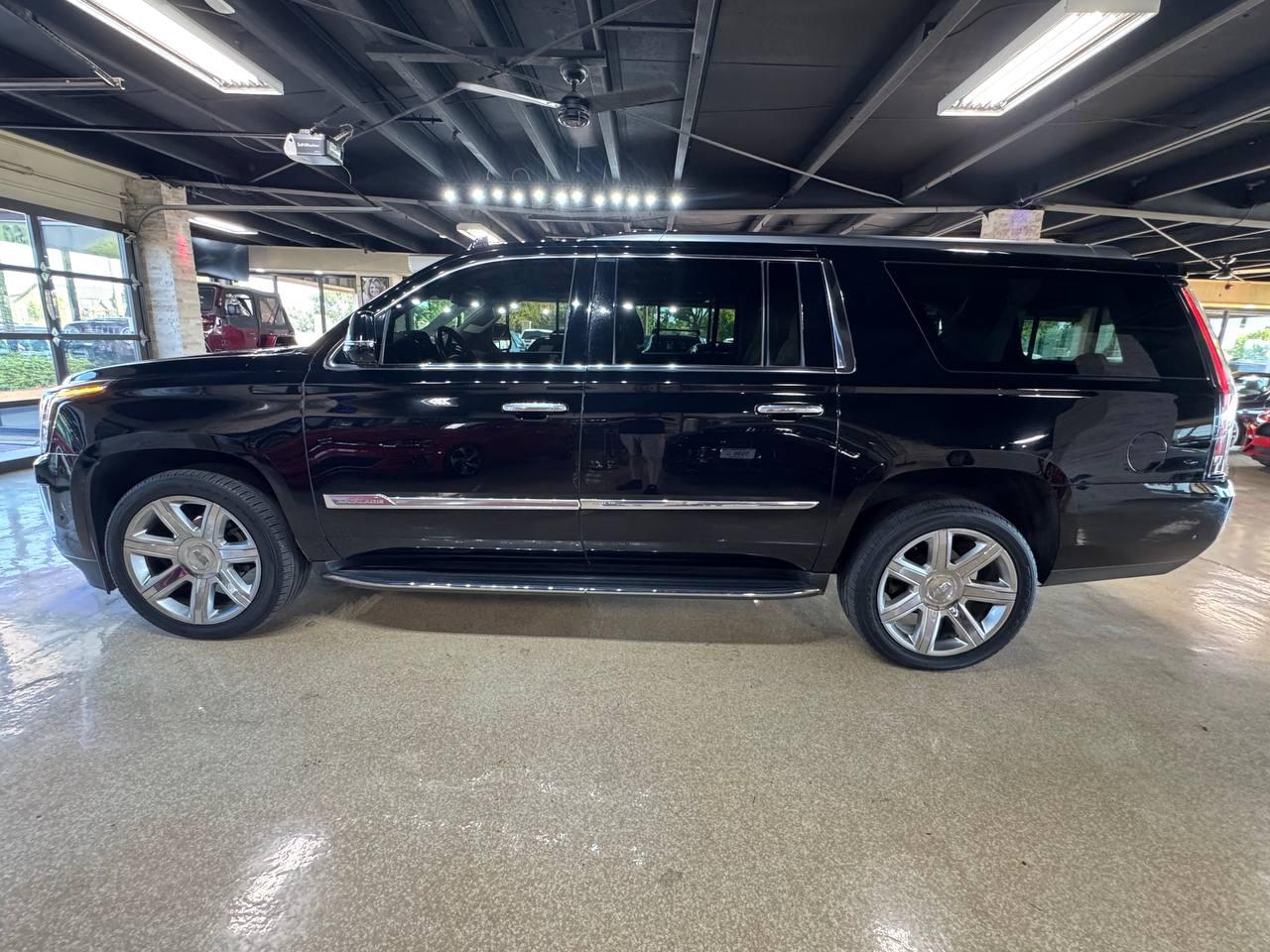 Cadillac Escalade ESV 4WD 4dr Luxury 2017