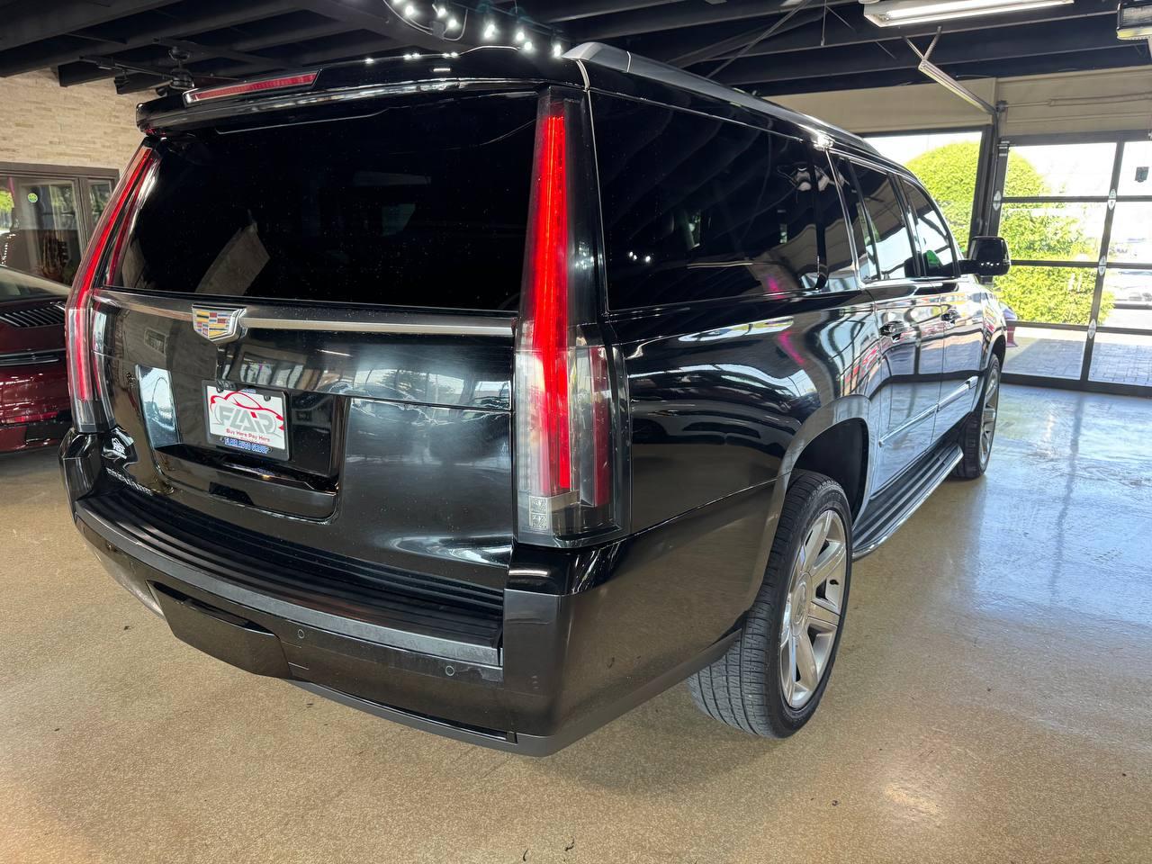 Cadillac Escalade ESV 4WD 4dr Luxury 2017