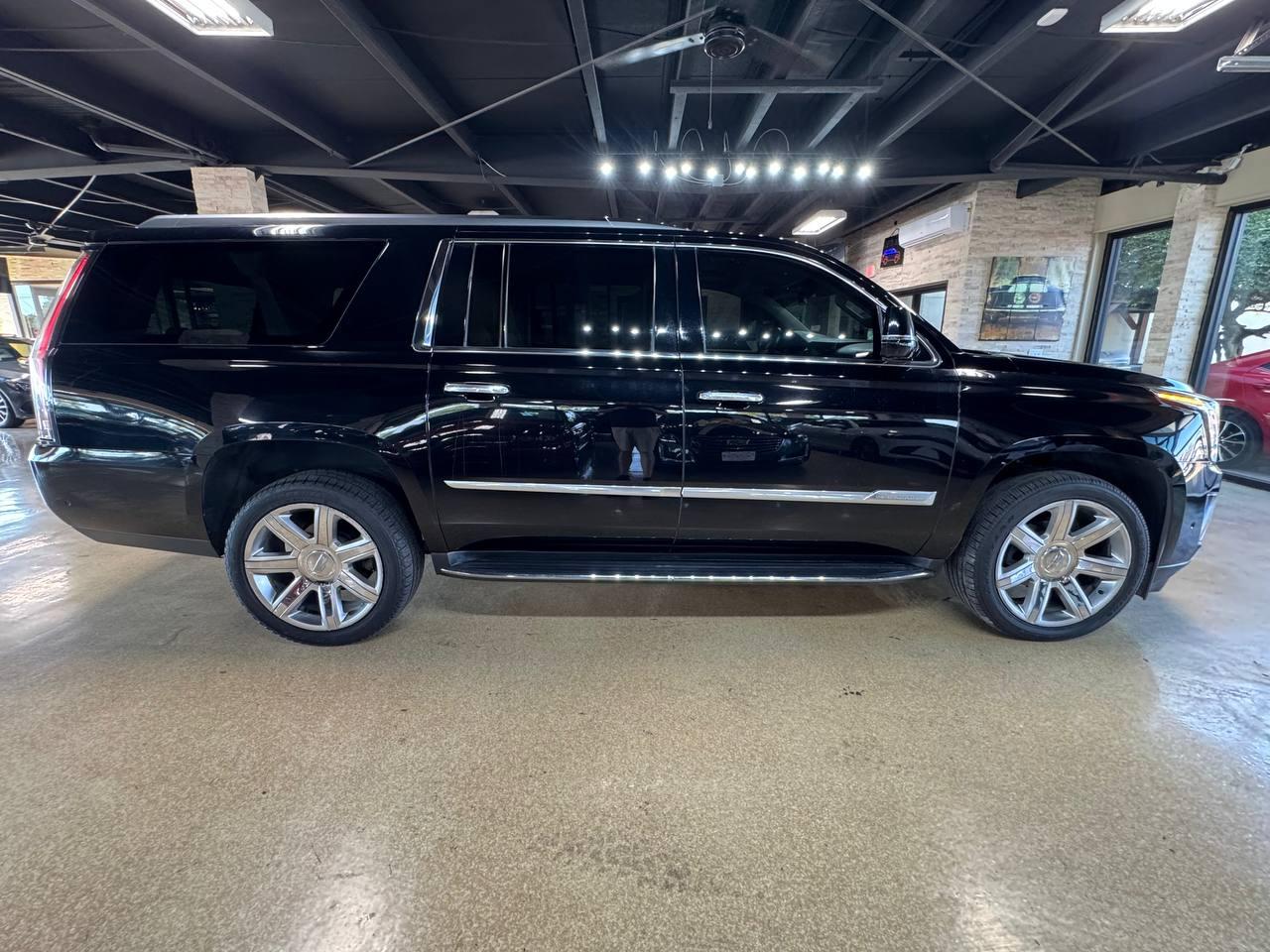 Cadillac Escalade ESV 4WD 4dr Luxury 2017