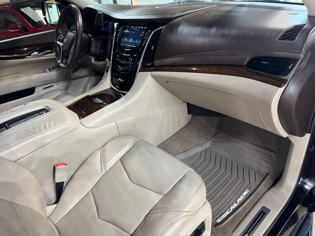 Cadillac Escalade ESV 4WD 4dr Luxury 2017