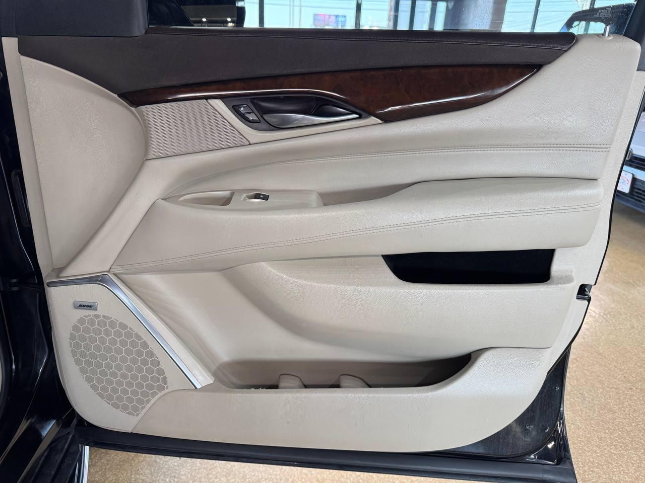 Cadillac Escalade ESV 4WD 4dr Luxury 2017