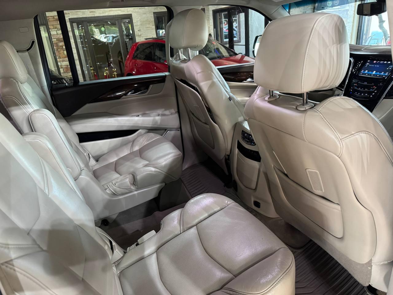 Cadillac Escalade ESV 4WD 4dr Luxury 2017