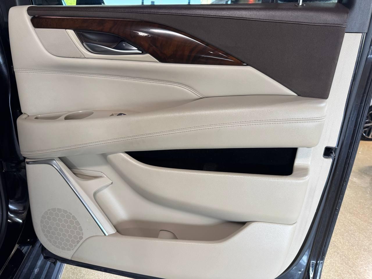 Cadillac Escalade ESV 4WD 4dr Luxury 2017