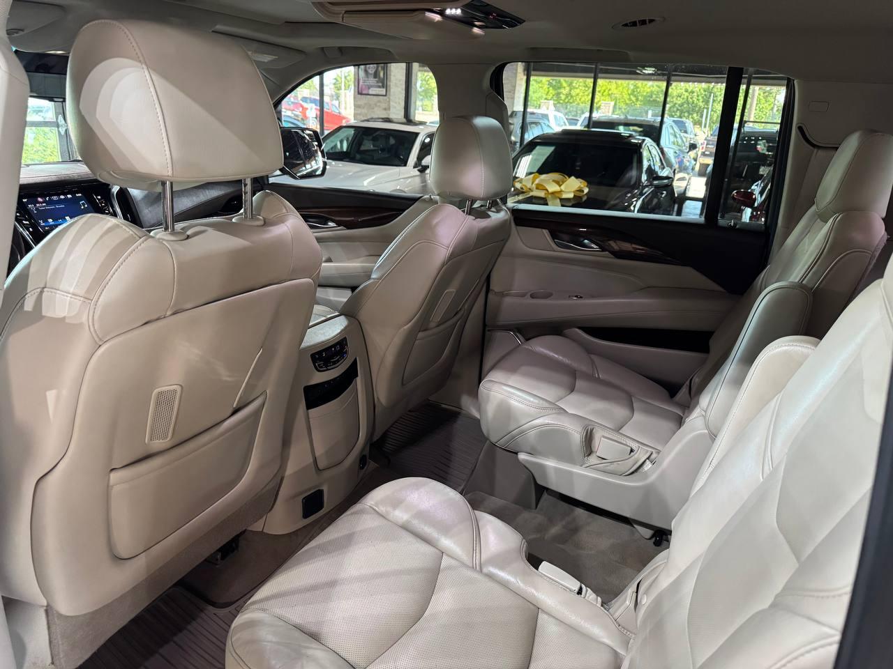 Cadillac Escalade ESV 4WD 4dr Luxury 2017
