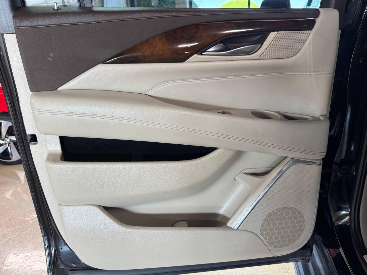 Cadillac Escalade ESV 4WD 4dr Luxury 2017
