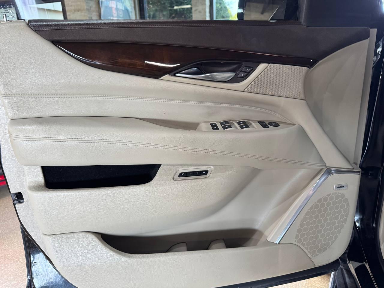 Cadillac Escalade ESV 4WD 4dr Luxury 2017