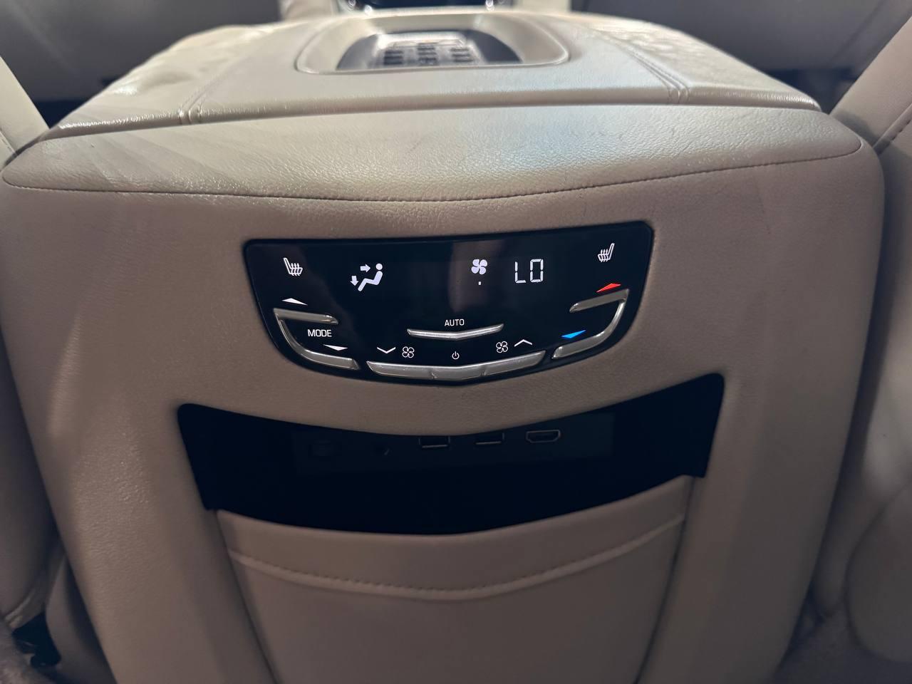 Cadillac Escalade ESV 4WD 4dr Luxury 2017