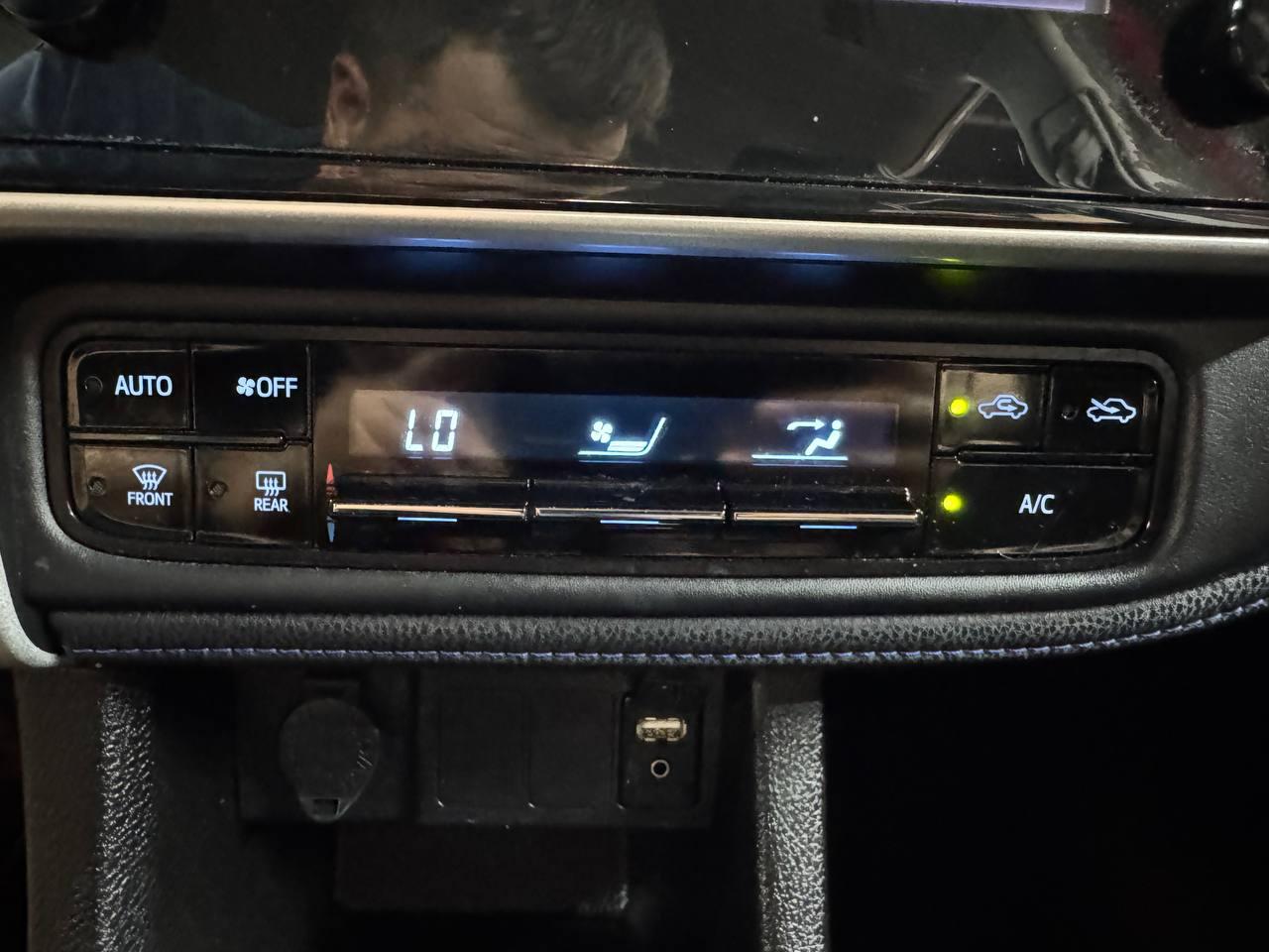 Toyota Corolla XLE CVT (Natl) 2019
