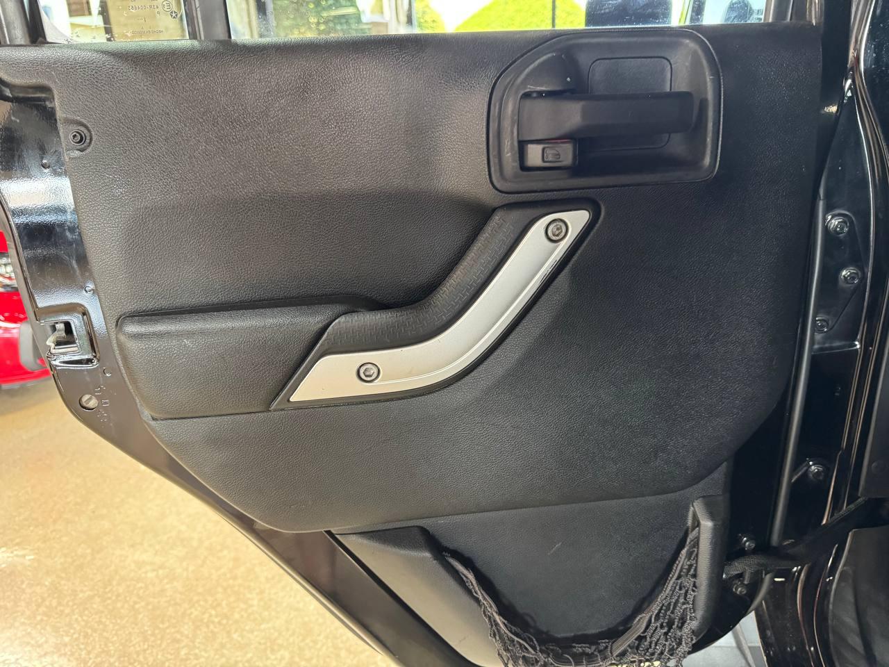 Jeep Wrangler Unlimited 4WD 4dr Sahara 2014