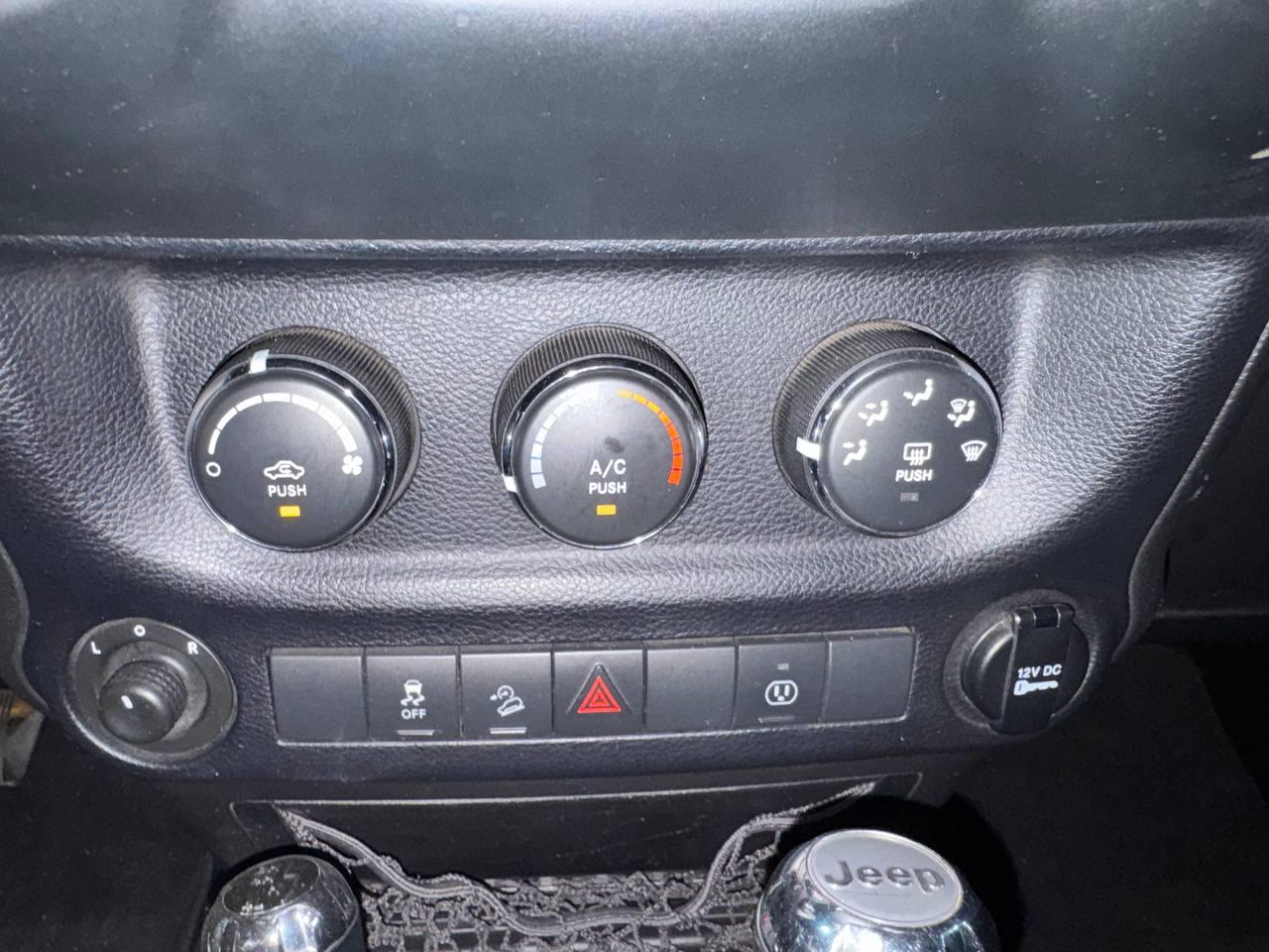 Jeep Wrangler Unlimited 4WD 4dr Sahara 2014