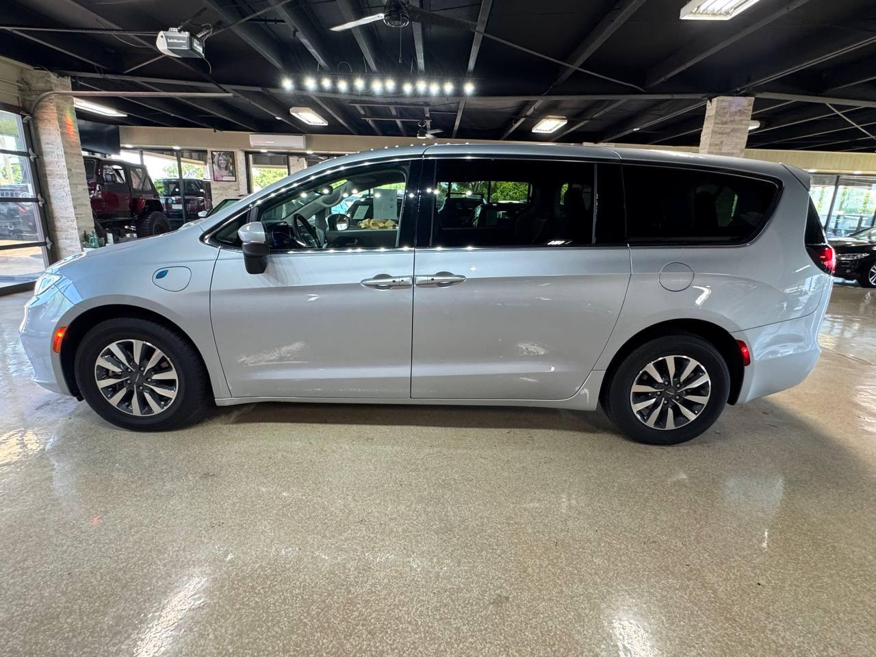 Chrysler Pacifica Hybrid Touring L FWD 2023