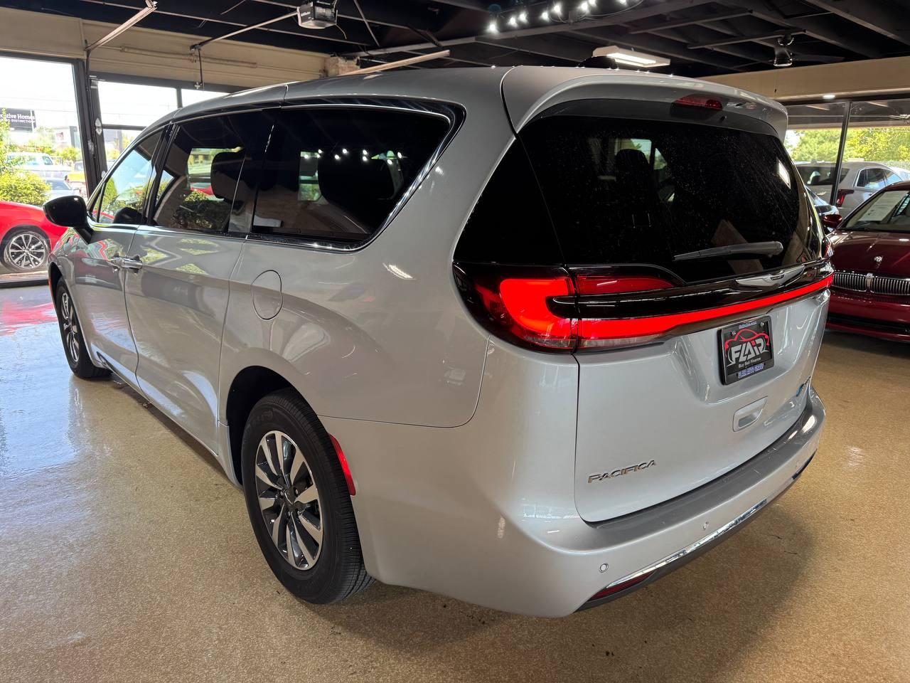 Chrysler Pacifica Hybrid Touring L FWD 2023