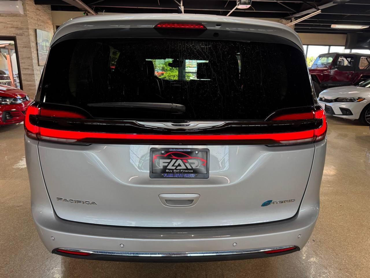 Chrysler Pacifica Hybrid Touring L FWD 2023